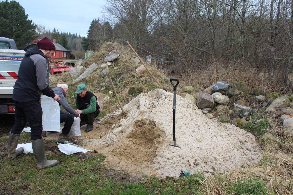 Befüllen der Sandsäcke am Forstamt Schuenhagen